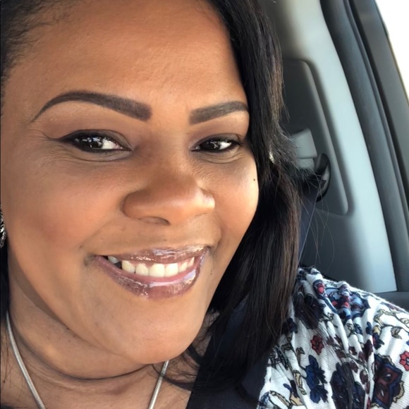 Meet your posher...Hi Hi Hi👋🏽👋🏽👋🏽 - Picture 1 of 1